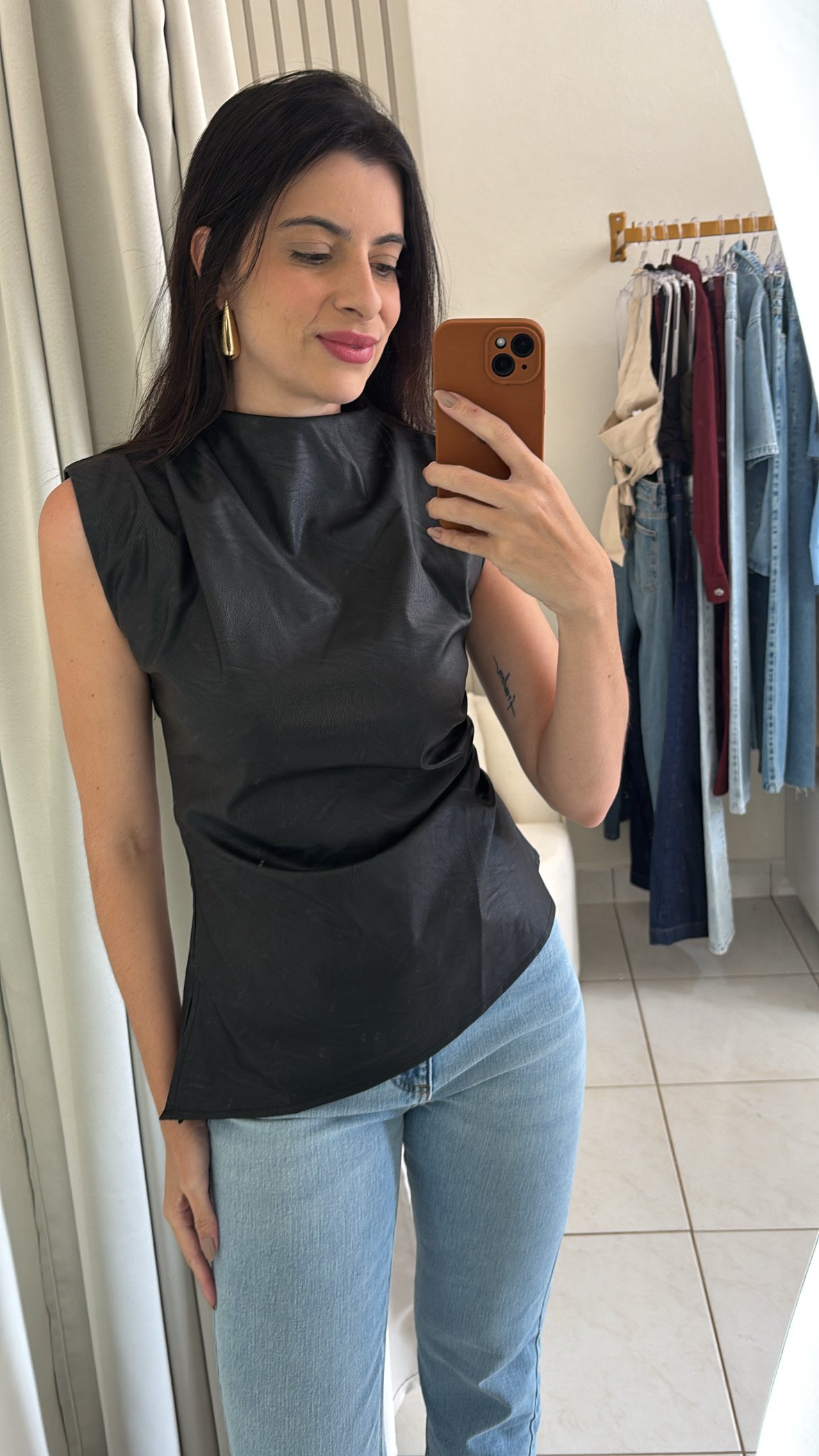 Blusa assimétrica couro